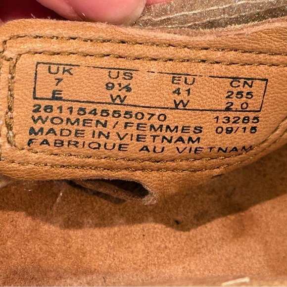 Women’s CLARKS Reedly Variel Sandals in Sand Nubuck.
Size 9.5 WIDE - Picture 7 of 8